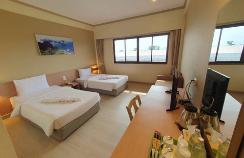 Makham Tia Hotel | Discover Comfort at Bunjongburi Hotel with Family Amenities