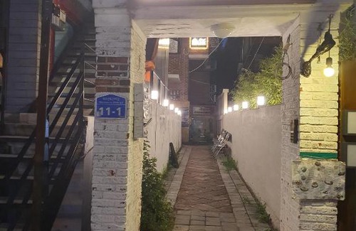 Seogyo-dong House | Budget-Friendly Bunk Backpackers with Oceanfront Views