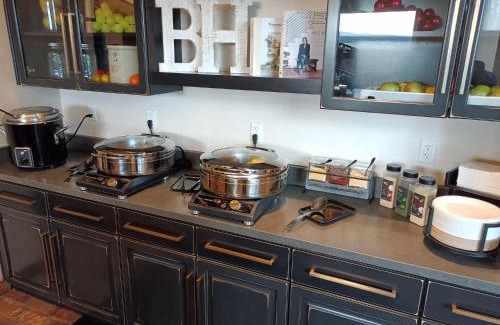 Madras Hotel | Top-Rated Bunk House: Family-Friendly with Kitchen Access
