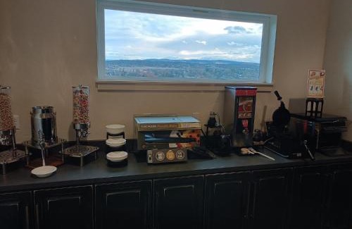 Madras Hotel | Top-Rated Bunk House: Family-Friendly with Kitchen Access