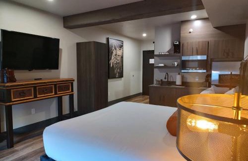 Madras Hotel | Top-Rated Bunk House: Family-Friendly with Kitchen Access