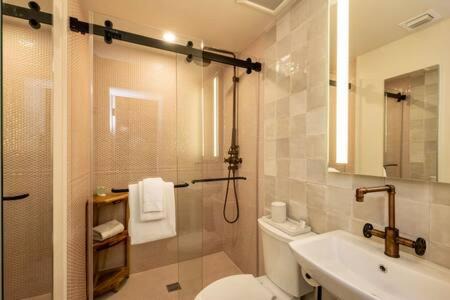 Historic Seaport Hotel | Discover the Bunk Room at Grand Maloney with Pool Access