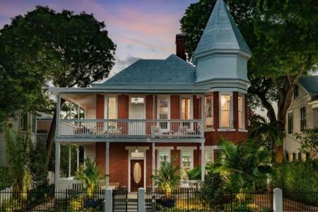 Historic Seaport Hotel | Discover the Bunk Room at Grand Maloney with Pool Access