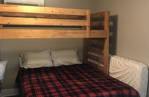 Dover Hotel | Kid-Friendly Bunk Room Near Pirates Cove Marina