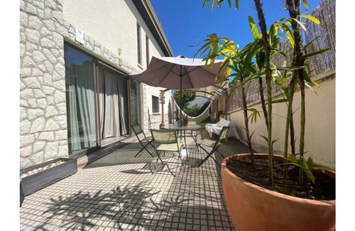 Charneca de Caparica e Sobreda House | Perfect Escape at Bunker 11 Surf House for Adventure Seekers