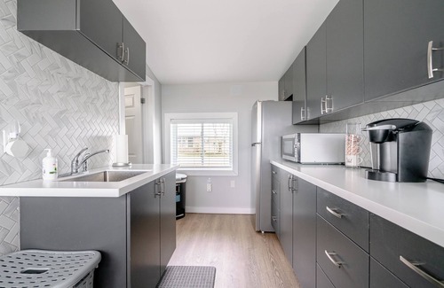 Leamington Cottage | Idyllic Bunker by the Bay - Ideal Couples Escape with Breakfast