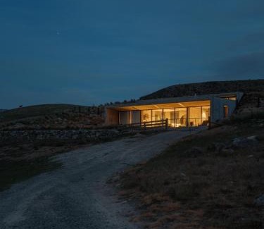 Lake Tekapo House | Guest Rated 10/10: Family-Friendly Bunker House with Hot Tub