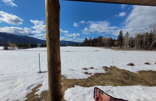 Trout Creek Cabin | Delightful Bunkhouse with Lake View & Farm Animals Stay