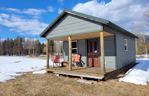 Trout Creek Cabin | Delightful Bunkhouse with Lake View & Farm Animals Stay