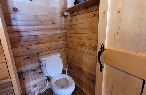 Trout Creek Cabin | Delightful Bunkhouse with Lake View & Farm Animals Stay