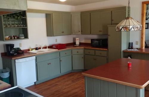 Birchwood House | Inviting Bunkhouse on Tagalong Golf Course with Spa Access