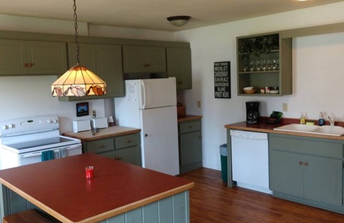 Birchwood House | Inviting Bunkhouse on Tagalong Golf Course with Spa Access