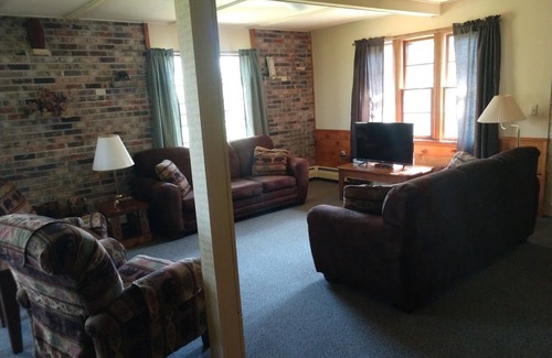 Birchwood House | Inviting Bunkhouse on Tagalong Golf Course with Spa Access