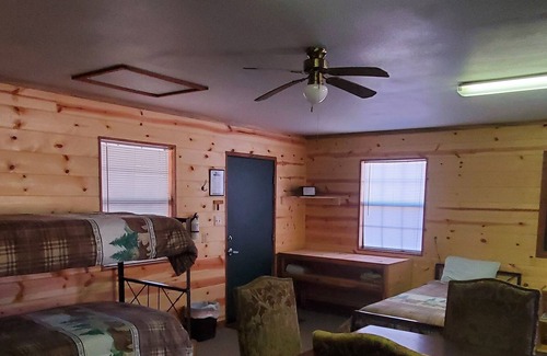 Yantis Cabin | Cozy Bunkhouse: Enjoy Outdoor Living with Lake Views!