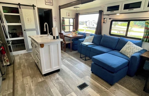 Waxahachie House | Bunkhouse RV in Waxahachie @ The Flying Dutchman RV Resort, Scarborough Hollows