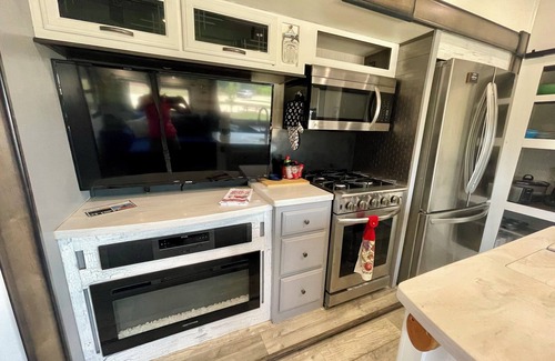 Waxahachie House | Bunkhouse RV in Waxahachie @ The Flying Dutchman RV Resort, Scarborough Hollows