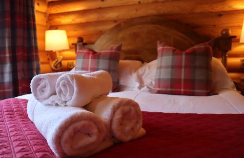 Berwick-upon-Tweed Ski Chalet | Cozy Bunnahahbain: Two Bedroom Log Cabin with Hot Tub