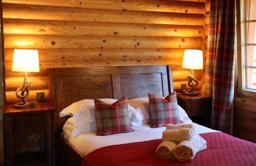 Berwick-upon-Tweed Ski Chalet | Cozy Bunnahahbain: Two Bedroom Log Cabin with Hot Tub