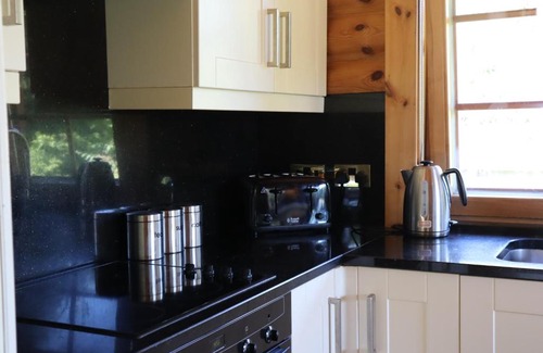 Berwick-upon-Tweed Ski Chalet | Cozy Bunnahahbain: Two Bedroom Log Cabin with Hot Tub
