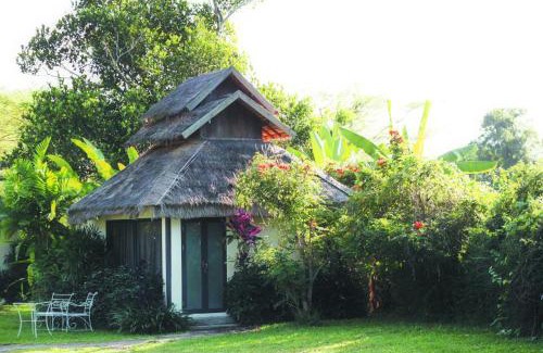 Mae Hi Resort | Relax at Bura Lumpai Resort with Oceanfront Views