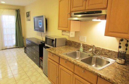 Burbank Apartment | Explore Burbank Hills Studio with Spa and Private Entrance