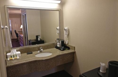 Burbank Hotel | Relax at Burbank Inn and Suites with Pool & Family Amenities