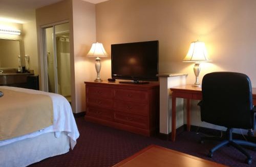 Burbank Hotel | Relax at Burbank Inn and Suites with Pool & Family Amenities