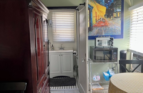 Burbank Cottage | Serene Pet-Friendly Retreat by Warner Brothers & NY Film Academy