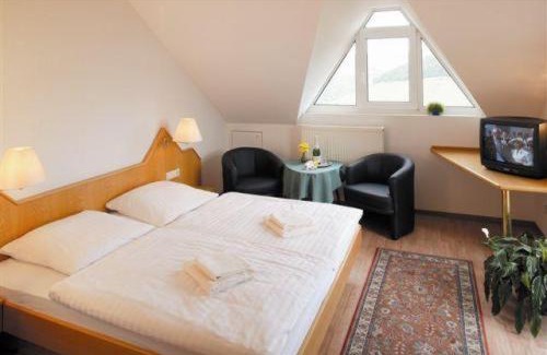 Obermoschel Hotel | Discover Comfort at Burg-Hotel with Pool and Dining Options