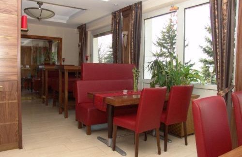 Obermoschel Hotel | Discover Comfort at Burg-Hotel with Pool and Dining Options