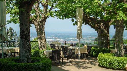 Buhl Hotel | Inviting Stay at Burg Windeck: Pet-Friendly & Spa Retreat