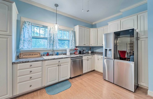 Burgaw House | Experience Burgaw House: Perfect Family Retreat with Spa!