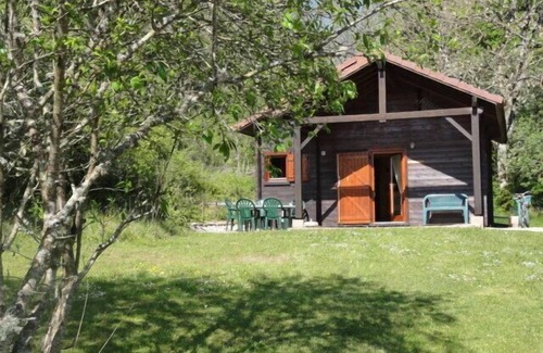 Saint-More Ski Chalet | Cozy Burgundy Cottage in Wooden Chalet near Vézelay
