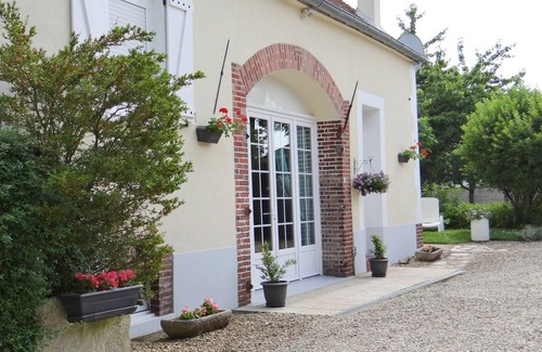 Cheny House | Cozy Burgundy Farmhouse for Couples with Kitchen Access