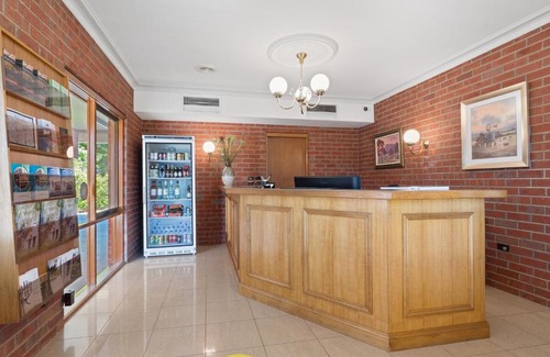 Swan Hill Hotel | Relax at Burke And Wills Motor Inn - Guest Rated 9/10