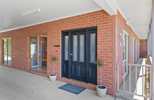 Swan Hill Hotel | Relax at Burke And Wills Motor Inn - Guest Rated 9/10