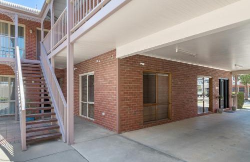 Swan Hill Hotel | Relax at Burke And Wills Motor Inn - Guest Rated 9/10