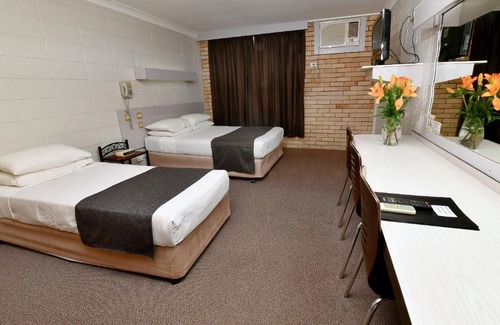 Moree Hotel | Discover Burke and Wills Motor Inn with Pool & Restaurant