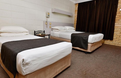 Moree Hotel | Discover Burke and Wills Motor Inn with Pool & Restaurant