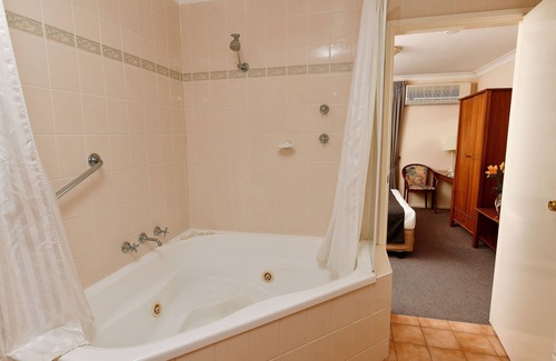 Moree Hotel | Discover Burke and Wills Motor Inn: Family-Friendly Retreat