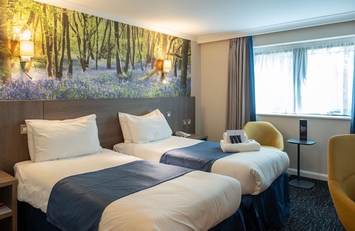 Loughborough Hotel | Experience Comfort at Burleigh Court Hotel with Spa & Pool