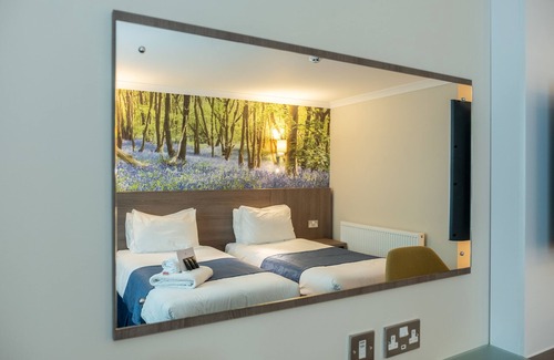 Loughborough Hotel | Experience Comfort at Burleigh Court Hotel with Spa & Pool