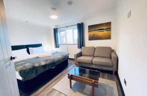 Peterborough Apartment | Modern Burmer Central Bliss: Family-Friendly 4-Star Retreat