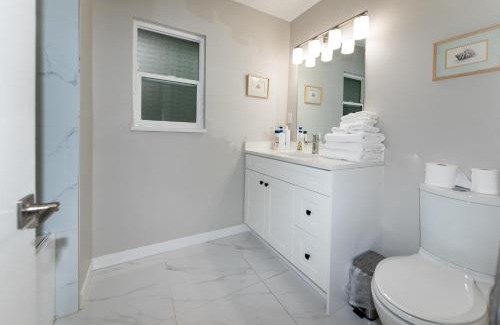 Burnaby House | Bright 3-Bedroom Retreat in Burnaby Metrotown