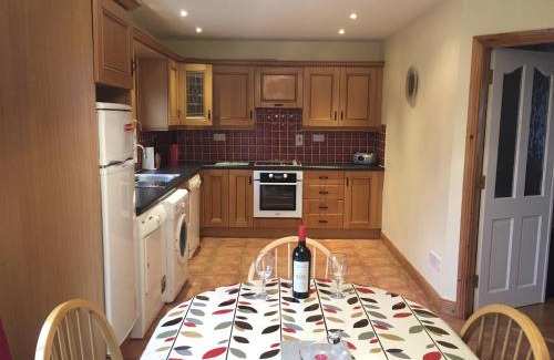 Dingle House | Burnham View: Premier Child-Friendly Retreat with 10/10 Rating