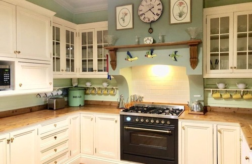 Katoomba House | Historic Burnie Brae: Guest Rated 9.8 with Pool & Breakfast