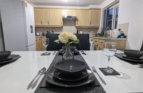 Burnley House | Inviting 4-Bed House in Burnley with Breakfast Included