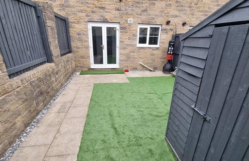 Burnley House | Inviting 4-Bed House in Burnley with Breakfast Included