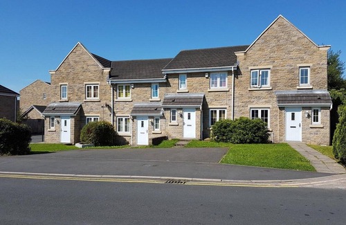 Burnley House | Inviting 4-Bed House in Burnley with Breakfast Included