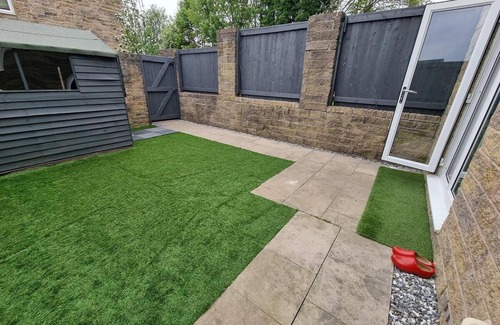Burnley House | Inviting 4-Bed House in Burnley with Breakfast Included